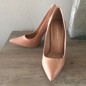 Nude pumps